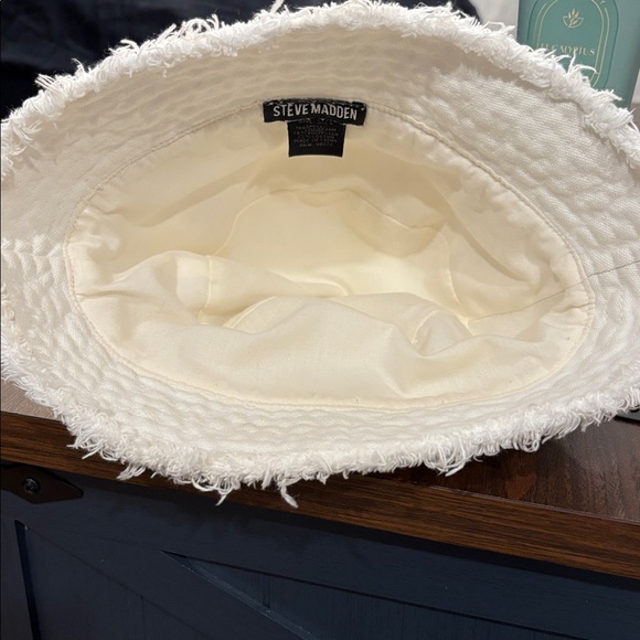 NWOT Steve Madden Cream Frayed Bucket Hat - Picture 3 of 4